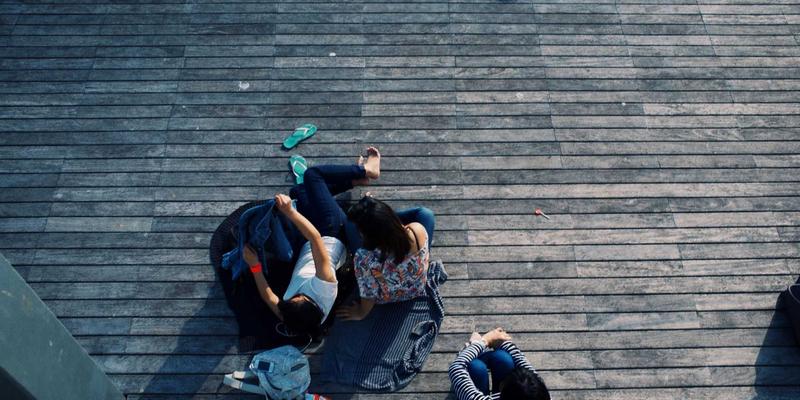 家居安全升级指南：从浴室防滑到全屋防护的地砖、防滑垫与扶手解决方案